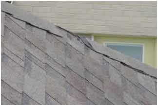 Повреждения крыши, вызванные сильным ветром